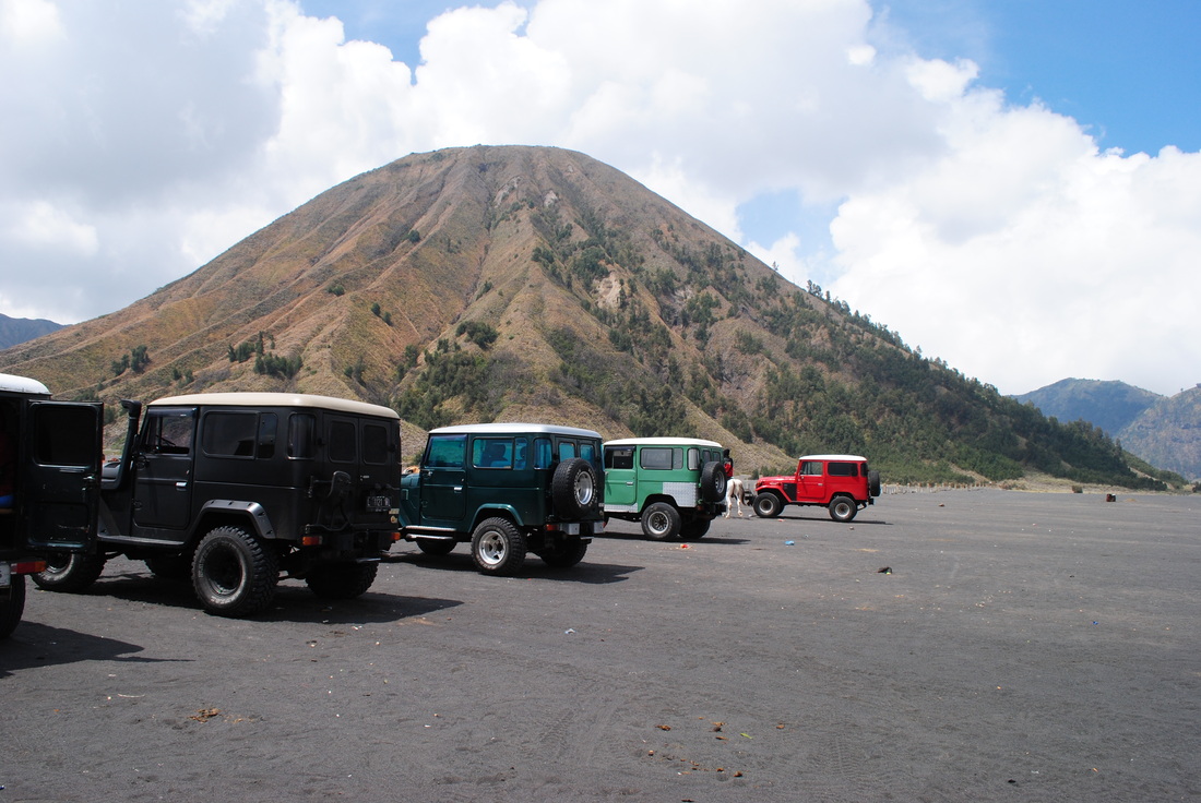 mobil-mobil jeep yang membawa kami menjelajahi kawasan wisata Bromo, Jawa Timur