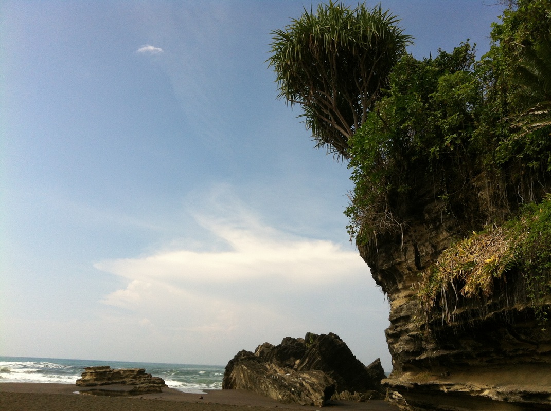 batu karang di pantai Hiu, Ciamis, Jawa Barat