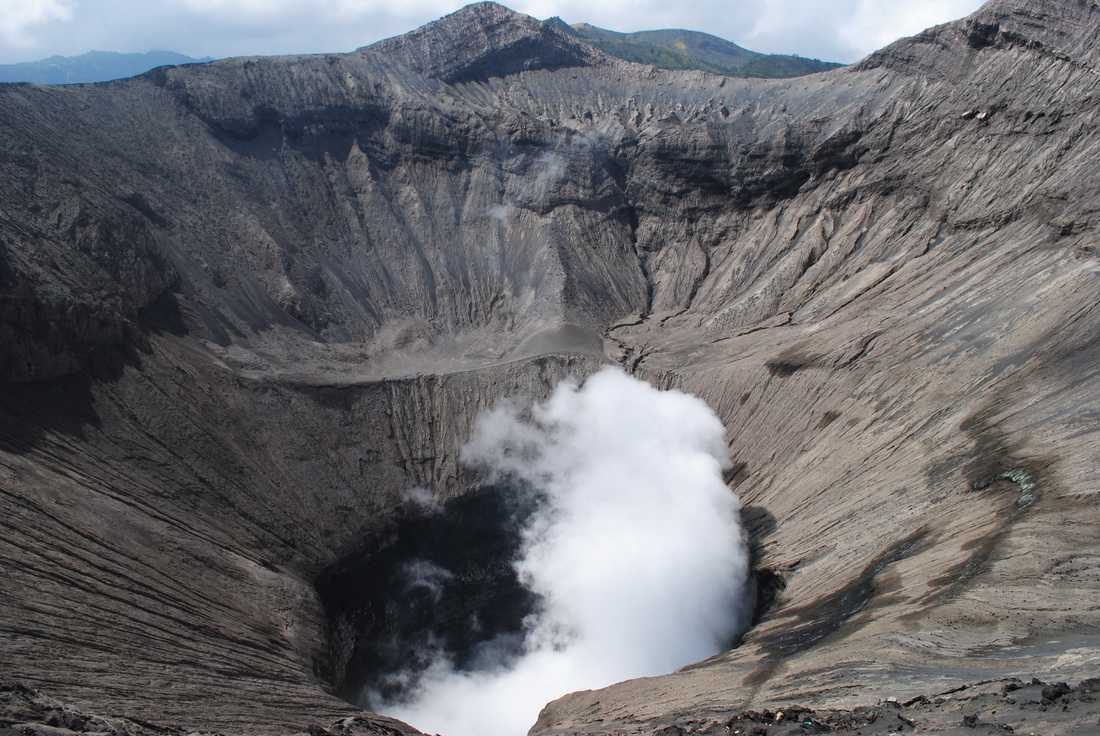 asap putih yang keluar dari kawah gunung Bromo, Jawa Timur