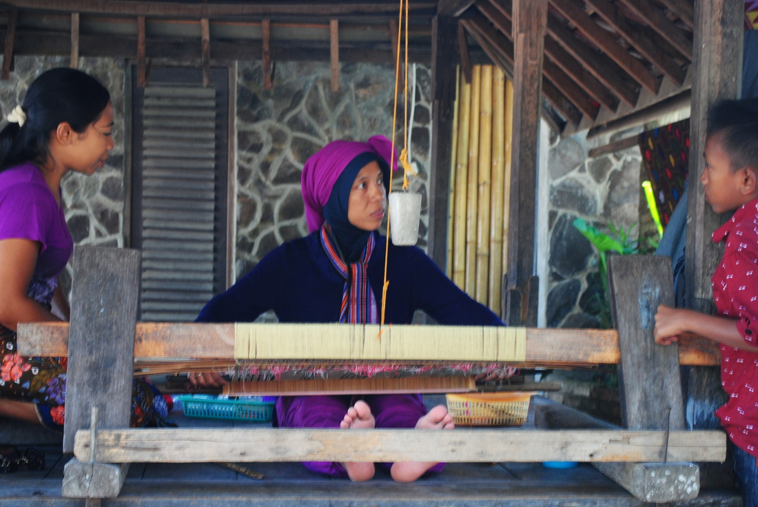 i learn weaving from bu siti, Lombok, NTB