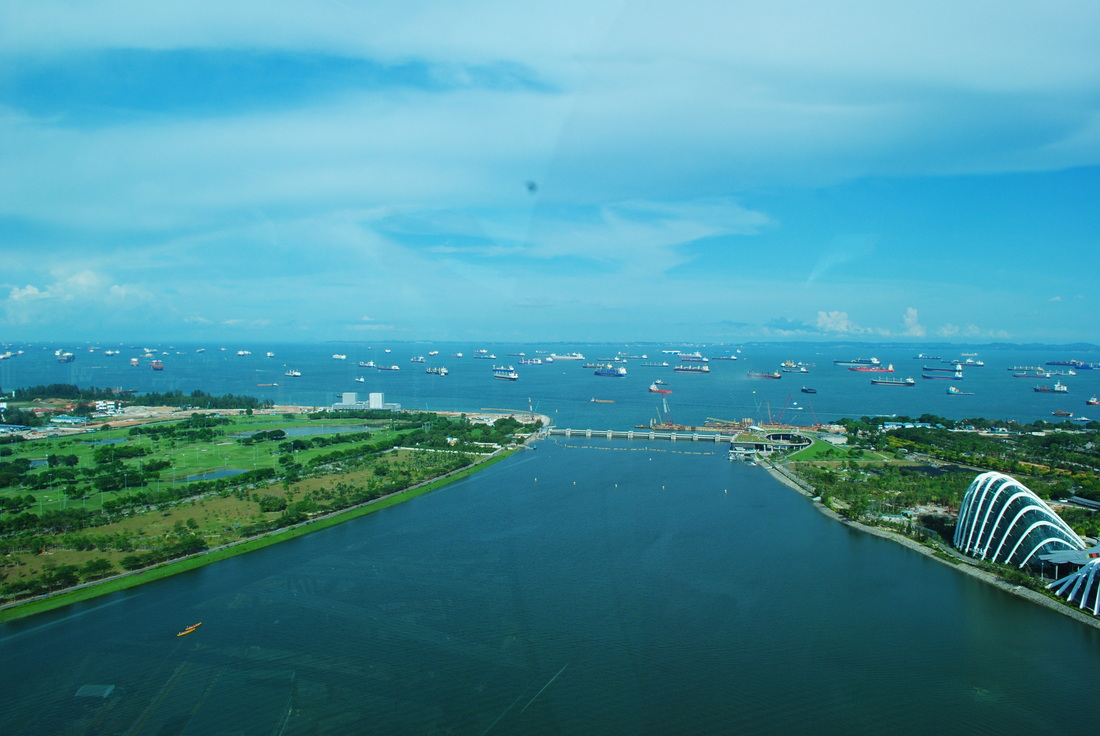 pemandangan laut Singapore di lihat dari kapsul kincir