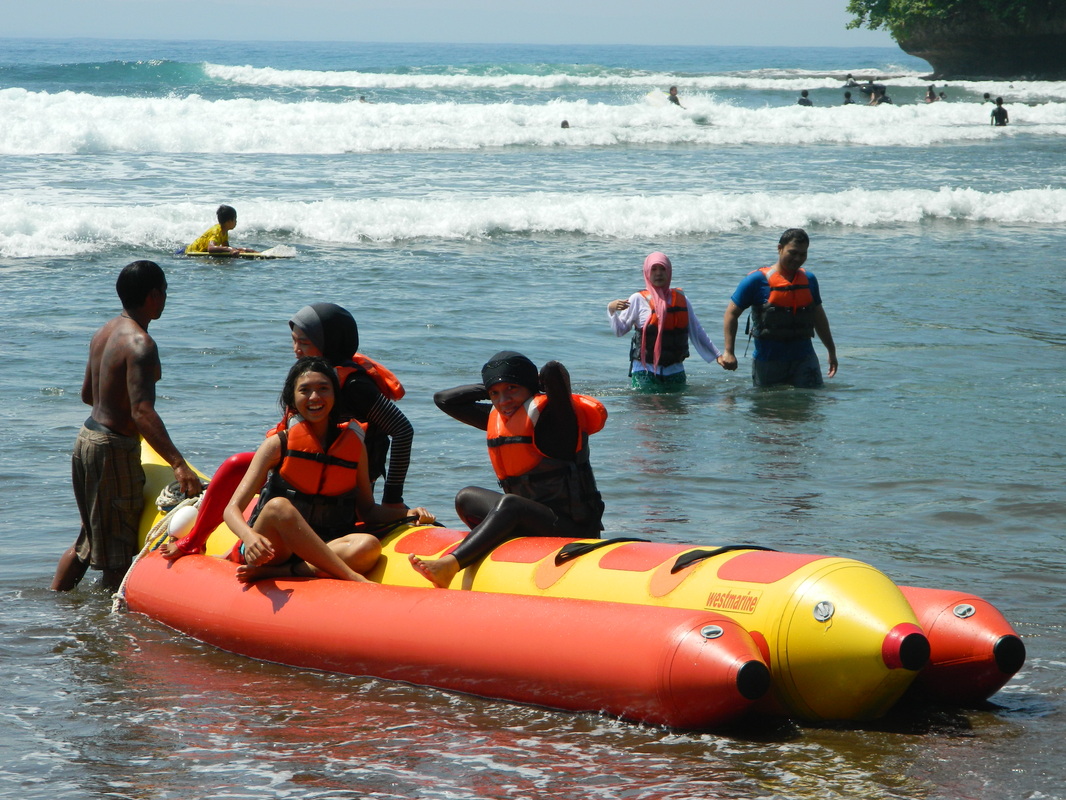 bermain banana boat di pantai Batu Karas, Ciamis, Jawa Barat