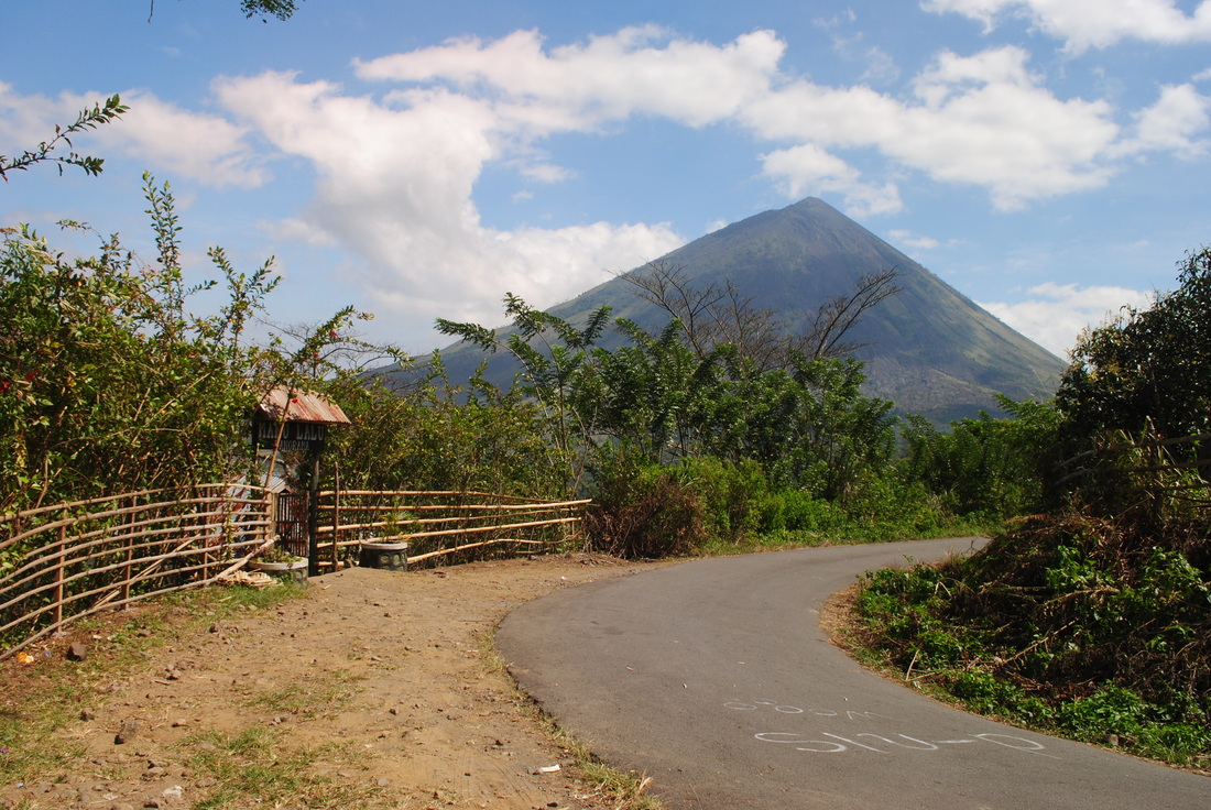 jalan menuju desa Bena yang berada di kaki bukit Inerie, Bajawa, Flores, NTT