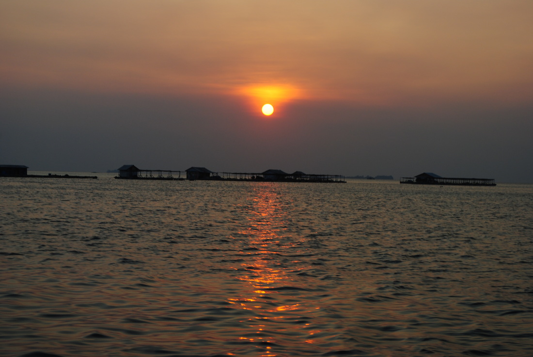 kala matahari akan tenggelam di balik laut Karimun Jawa, Jawa Tengah