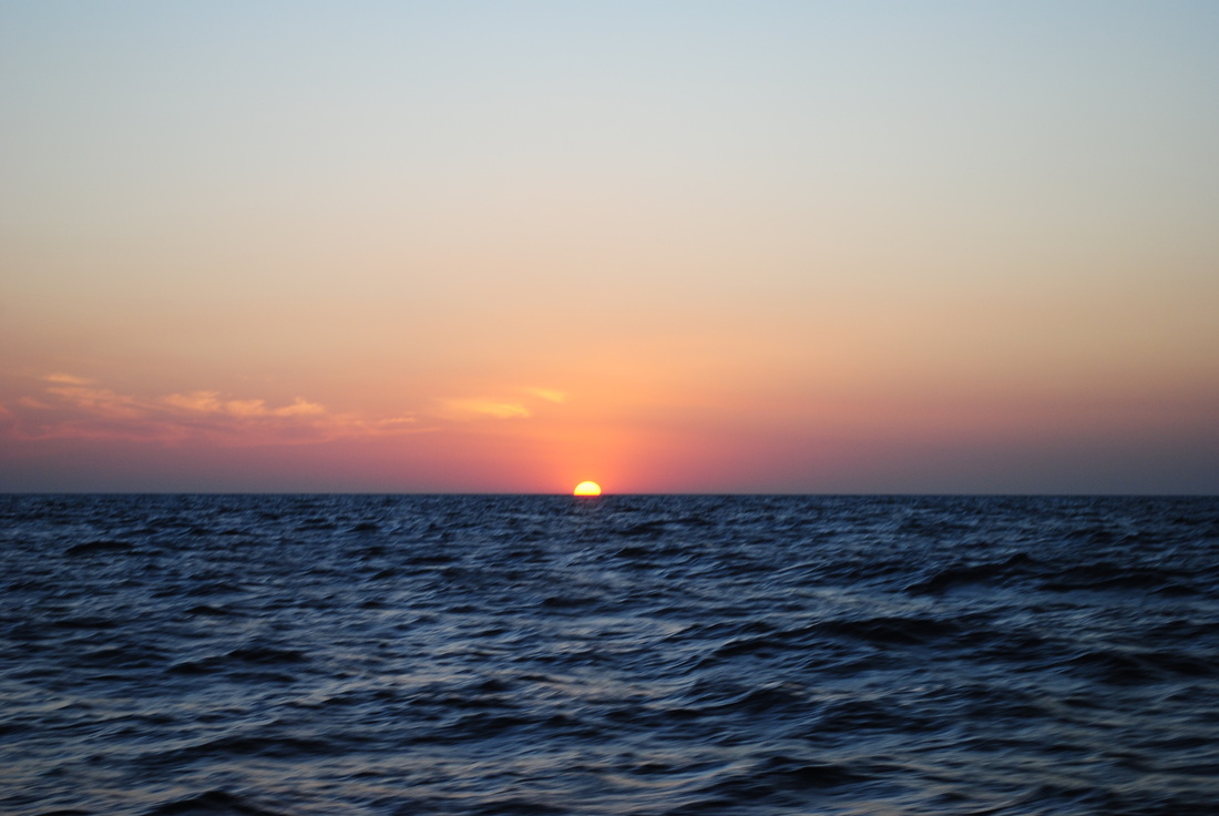 matahari tenggelam di balik lautan, Gili Bola, Lombok, NTB