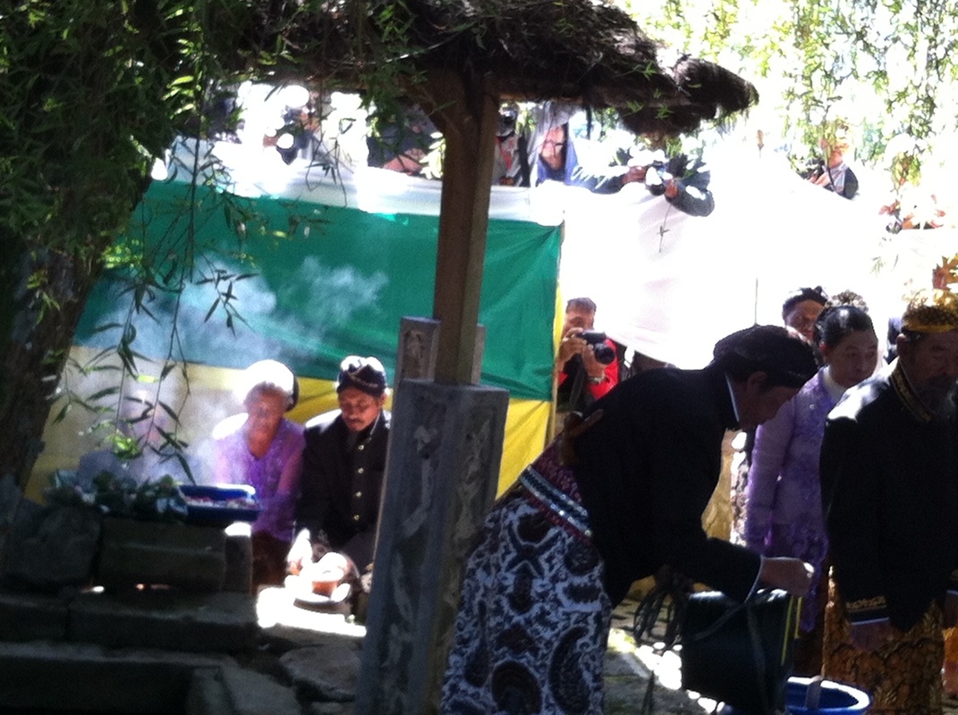 proses penyucian anak gimbal di Sendang Sedayu, Dieng, Jawa Tengah
