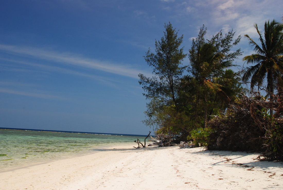 pasir putih menghiasi pantai Pulau Tengah, Karimun Jawa, Jawa Tengah