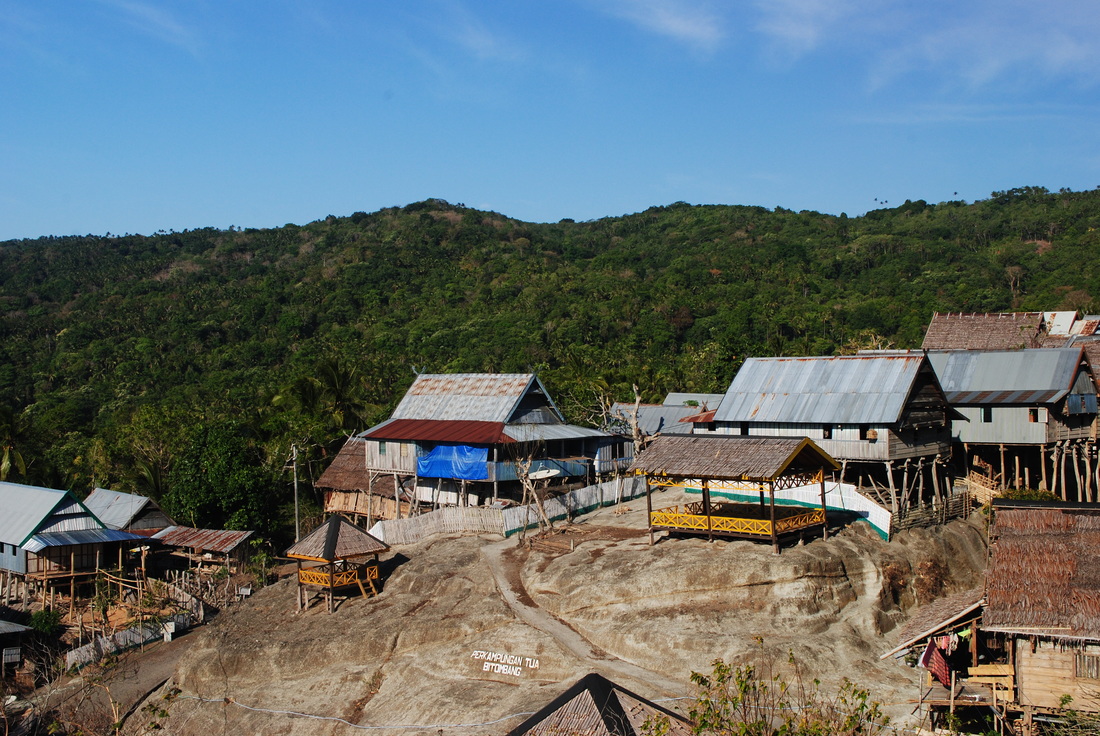 Kontur tanah Kampung Bitombang yang berundak-undak. Sumber:rahmaliza.weebly.com